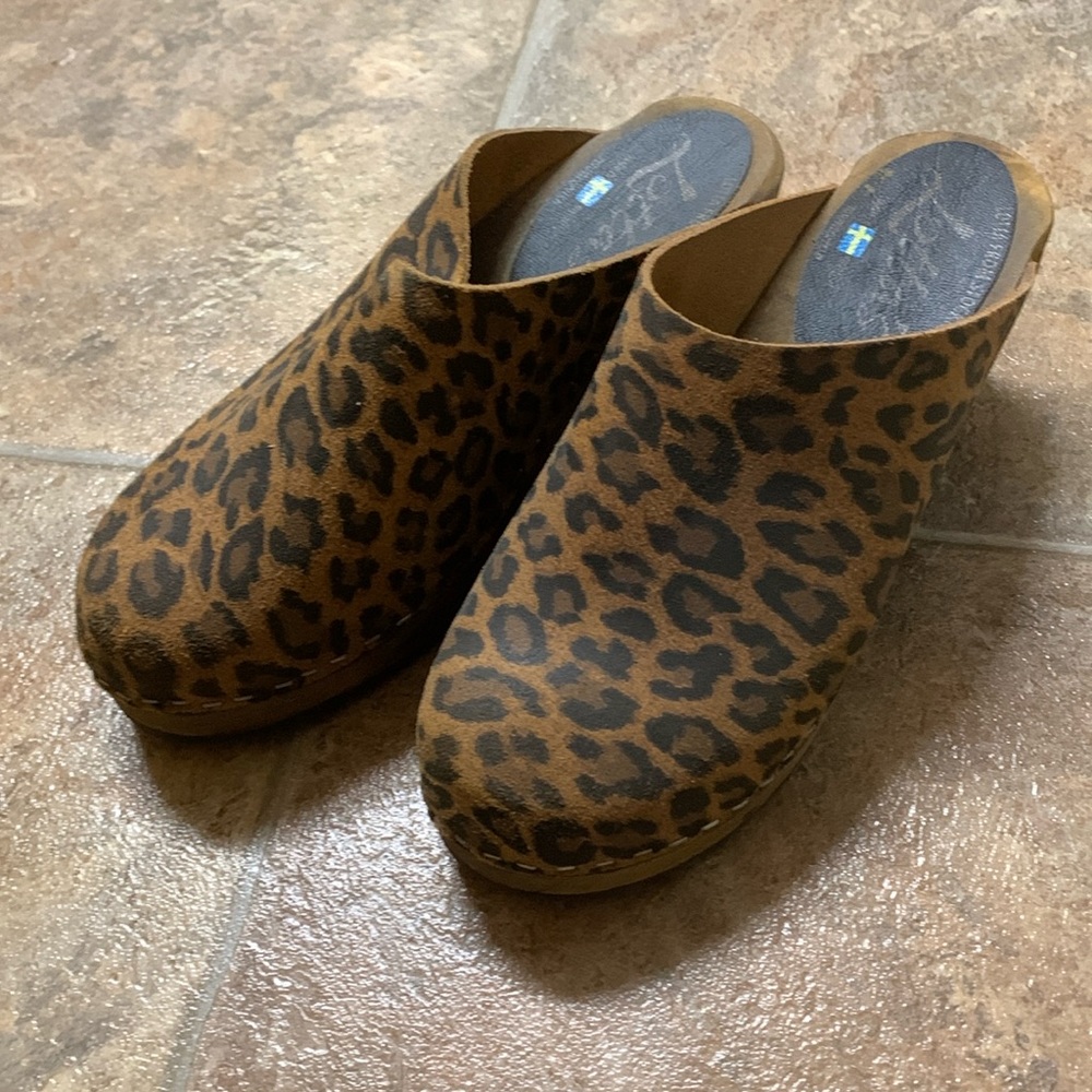 Leopard clogs